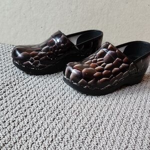 Dansko Womens Snake Skin Print Leather Clog Brow-Black Size EU 37.